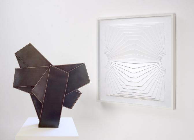 Robert Krainhöfner, Bandrelief 6-fach gefaltet, 2019, Stahl, Höhe 35 cm, Ausstellungsansicht mit einem Papierrelief von Franz Riedl