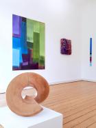 Robert Krainhöfner, Doppelring 450°, 2019, Ahornholz, Höhe 50 cm, Ausstellungsansicht
