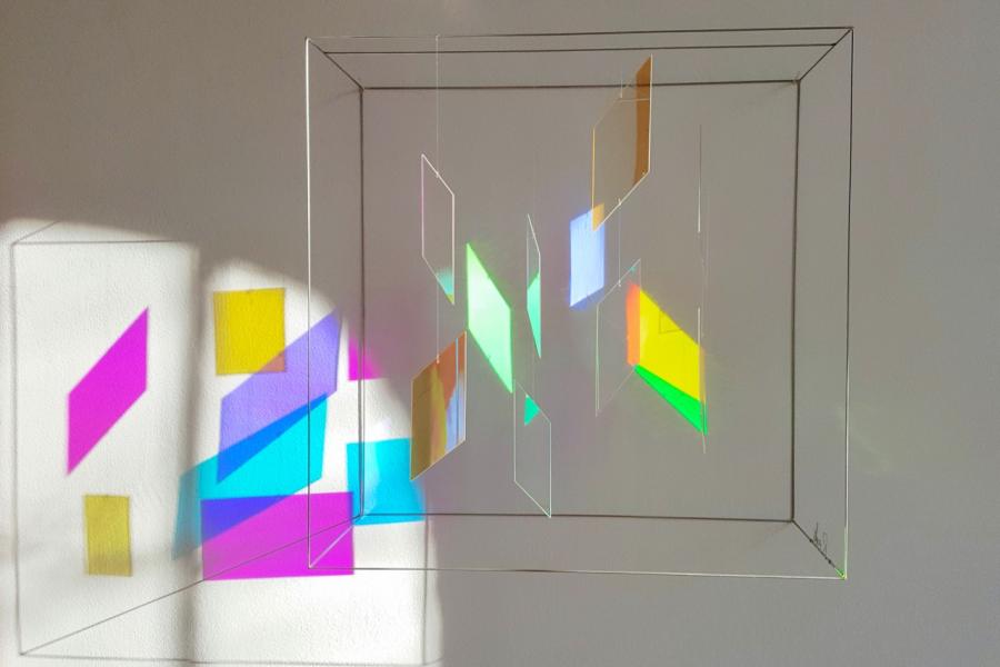 Rosali Schweizer tempo di cambiare 2020 Acrylglas V2A Draht 50 x 50 x 20 cm