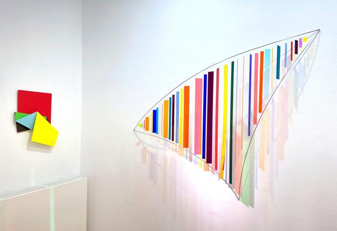 Rosali Schweizer, beflügelt, 2021, Acrylglas und V2A Draht, 140 x 160 x 28 cm, Ausstellungsansicht mit Daniel Engelberg