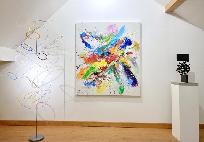 Rosali Schweizer, seraphin 5, 2019, Acrylglas und V2A-Draht, Höhe 210 cm, ø ca. 110 cm, Ausstellungsansicht mit Nicholas Bodde und Thomas Röthel