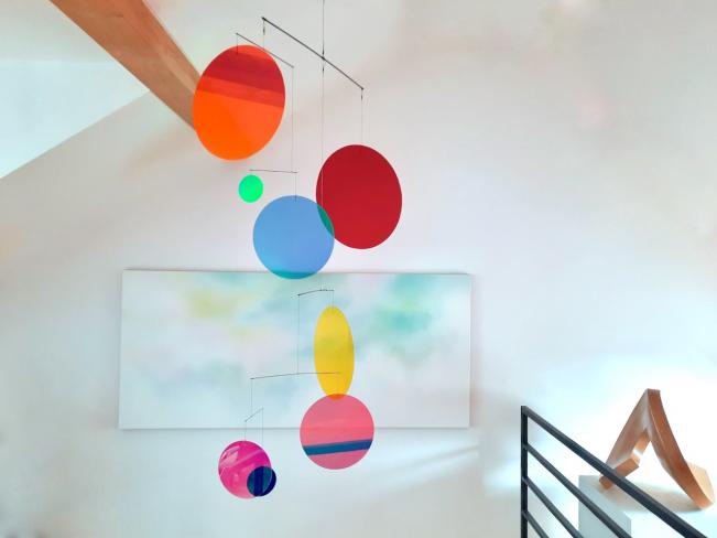 Rosali Schweizer, illusion, 2019, Acrylglas und Carbon, Höhe 160 cm, Dm 130 cm, Ausstellungsansicht mit Paola Neumann