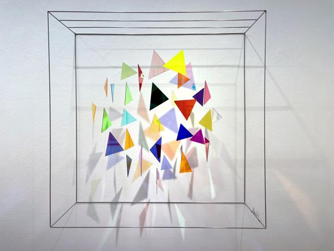 Rosali Schweizer, spettacolo, 2024, Acrylglas und V2A Draht, 75 x 75 x 25 cm