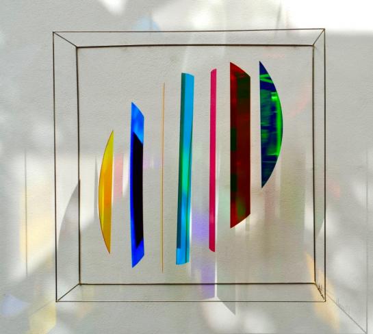 Rosali Schweizer, adagio, 2022, Acrylglas und V2A Draht, 80 x 80 x 26 cm, Ausstellungsansicht im Sonnenlicht
