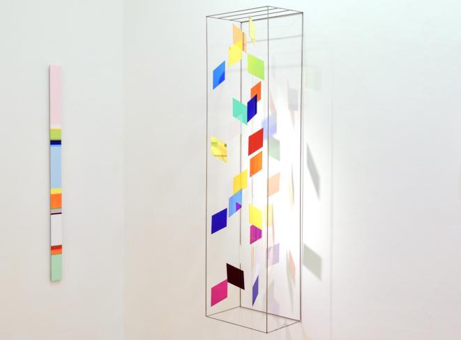 Rosali Schweizer, cathedrale, 2022, Acrylglas und V2A Draht, 150 x 40 x 26 cm, Ausstellungsansicht (mit Nicholas Bodde)