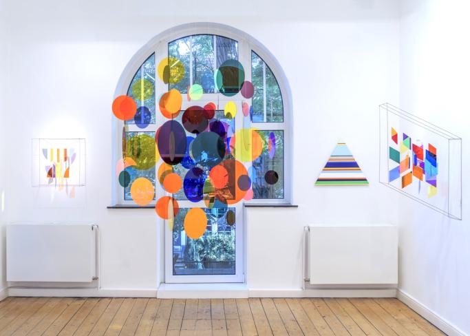 Rosali Schweizer, Am seidenen Faden, 2025, 50 x 50 x 20 cm / jackpot, 2024, Dm 100 cm, H 100 cm / spitz auf knopf, 2024, 95 x 21 x 55 cm / Acrylglas und V2A Draht, Ausstellungsansicht