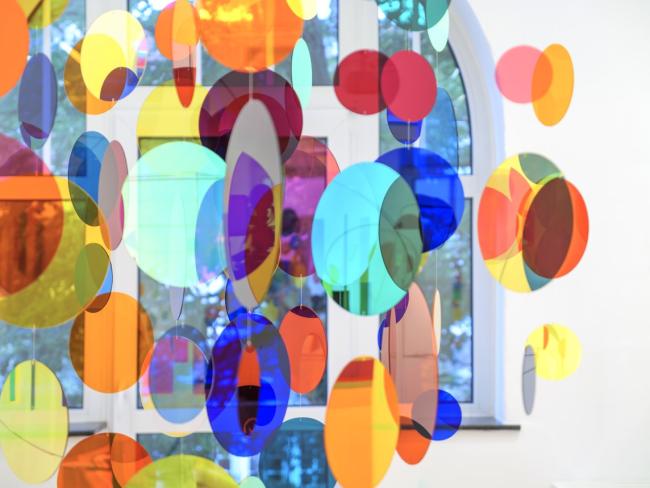 Rosali Schweizer, jackpot, 2024, Acrylglas und V2A Draht, Dm 100 cm, H 100 cm, Detail