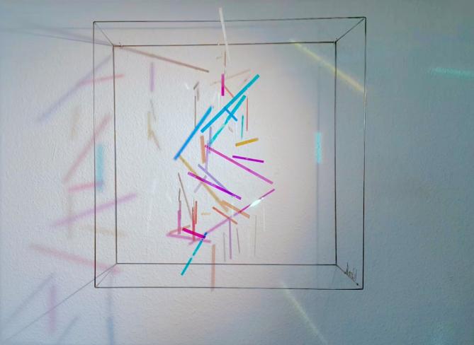 Rosali Schweizer, more than nothing, 2019, Acrylglas, V2A Draht, 50 x 50 x 20 cm