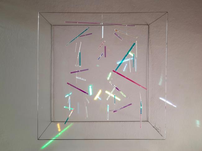 Rosali Schweizer, more than nothing, 2019, Acrylglas, V2A Draht, 50 x 50 x 20 cm, im Sonnenlicht