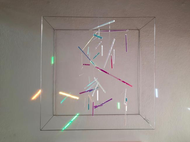 Rosali Schweizer, more than nothing, 2019, Acrylglas, V2A Draht, 50 x 50 x 20 cm, im Sonnenlicht