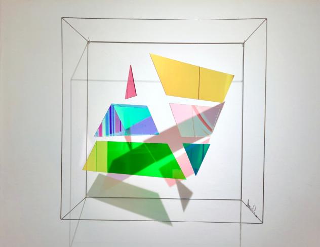 Rosali Schweizer, su e giú, 2021, Acrylglas und V2A Draht, 50 x 50 x 20 cm