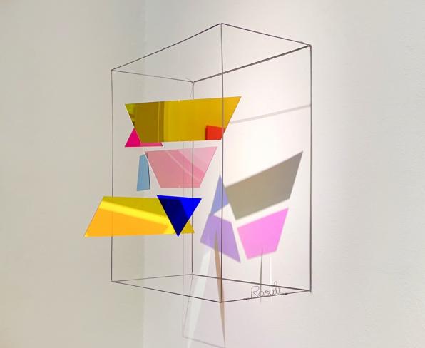 Rosali Schweizer, su e giú, 2021, Acrylglas und V2A Draht, 50 x 50 x 20 cm, seitlich