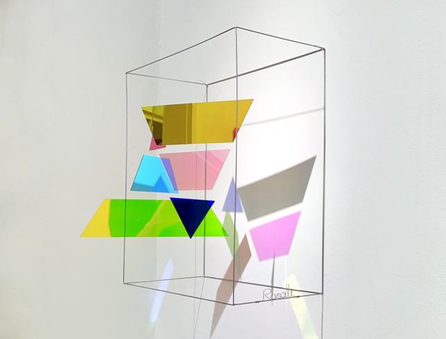 Rosali Schweizer, su e giú, 2021, Acrylglas und V2A Draht, 50 x 50 x 20 cm, seitlich