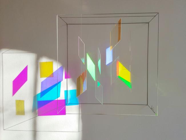 Rosali Schweizer, tempo di cambiare, 2020, Acrylglas, V2A Drah,t 50 x 50 x 20 cm