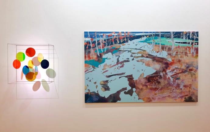 Rosali Schweizer, tout en rond, 2022, Acrylglas, V2A Draht, 50 x 50 x 20 cm, Ausstellungsansicht mit Chika Aruga
