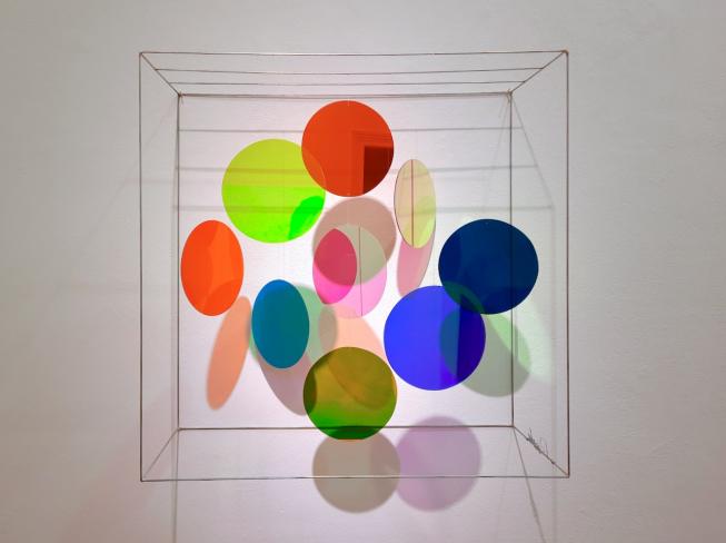Rosali Schweizer, tout en rond, 2022, Acrylglas, V2A Draht, 50 x 50 x 20 cm