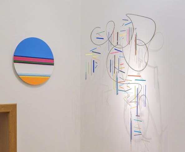 Rosali Schweizer, wachgeküsst, 2025, Acrylglas und Titandraht, 110 x 70 x 35 cm, Ausstellungsansicht (mit Nicholas Bodde)