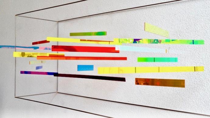 Rosali Schweizer, zugewandt, 2023, Acrylglas und V2A Draht, 40 x 100 x 26 cm, Seitenansicht (Detail)