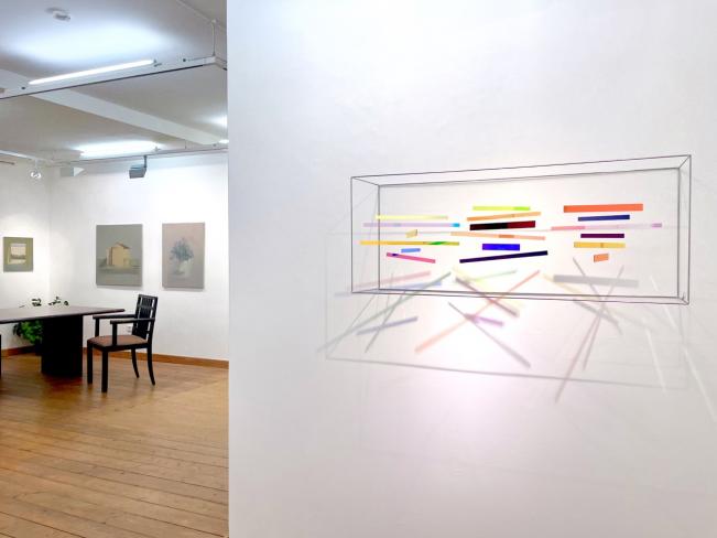 Rosali Schweizer, zugewandt, 2023, Acrylglas und V2A Draht, 40 x 100 x 26 cm, Ausstellungsansicht Galerie Corona Unger