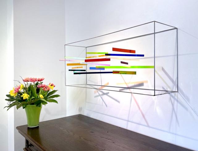 Rosali Schweizer, zugewandt, 2023, Acrylglas und V2A Draht, 40 x 100 x 26 cm, Ausstellungsansicht