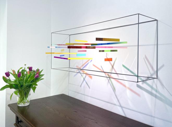 Rosali Schweizer, zugewandt, 2023, Acrylglas und V2A Draht, 40 x 100 x 26 cm, Ausstellungsansicht, seitlich