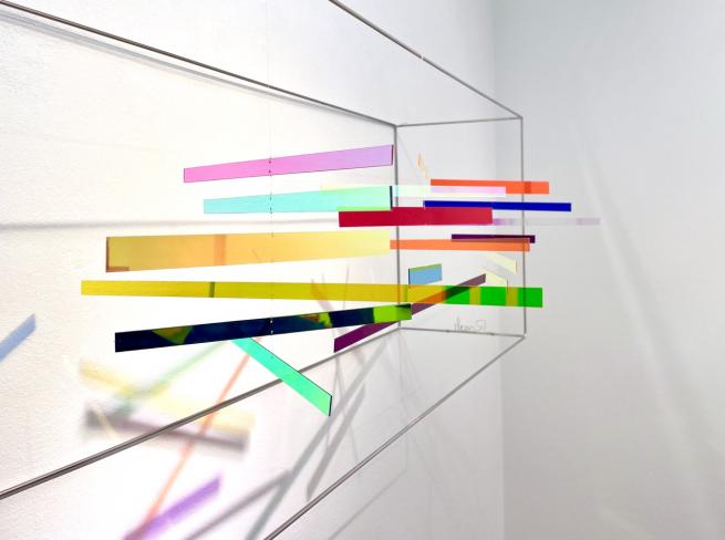 Rosali Schweizer, zugewandt, 2023, Acrylglas und V2A Draht, 40 x 100 x 26 cm, Seitenansicht von links