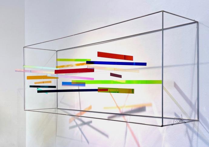 Rosali Schweizer, zugewandt, 2023, Acrylglas und V2A Draht, 40 x 100 x 26 cm, Seitenansicht von rechts