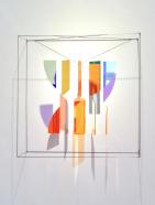 Rosali Schweizer, Am seidenen Faden, 2025, Acrylglas und V2A Draht, 50 x 50 x 20 cm