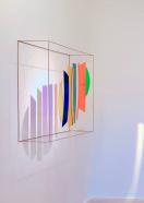 Rosali Schweizer, adagio, 2022, Acrylglas, V2A Draht, 80 x 80 x 26 cm, seitlich