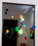 Rosali Schweizer, bubble, 2021, Acrylglas und V2A Draht, 90 x 70 x 50 cm, Ausstellungsansicht abends