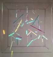 Rosali Schweizer, more than nothing, 2019, Acrylglas, V2A Draht, 50 x 50 x 20 cm, im Sonnenlicht