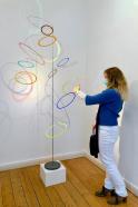 Rosali Schweizer, seraphin 5, 2019, Acrylglas und V2A Draht, Höhe 210 cm, ø ca. 110 cm, mit Ausstellungsgast