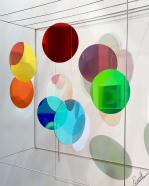 Rosali Schweizer, tout en rond, 2022, Acrylglas und V2A Draht, 50 x 50 x 20 cm