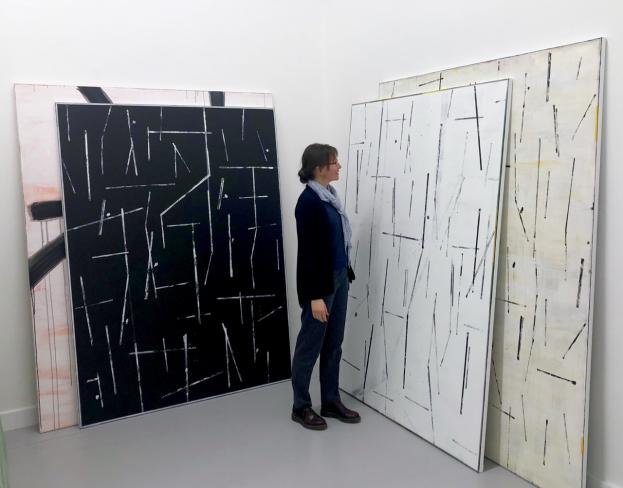 Rudy Lanjouw, 18.142, 2018, Acryl auf Leinwand, 190 x 140 cm und 18.133, 2018, Acryl auf Leinwand, 200 x 160 cm, im Atelier (rechts)