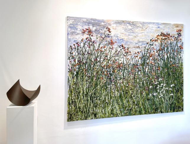 Rüdiger Seidt, Catiahelix, 2020, Corten, 27 x 26 x 31 cm, Ausstellungsansicht (mit Helmut Helmes)