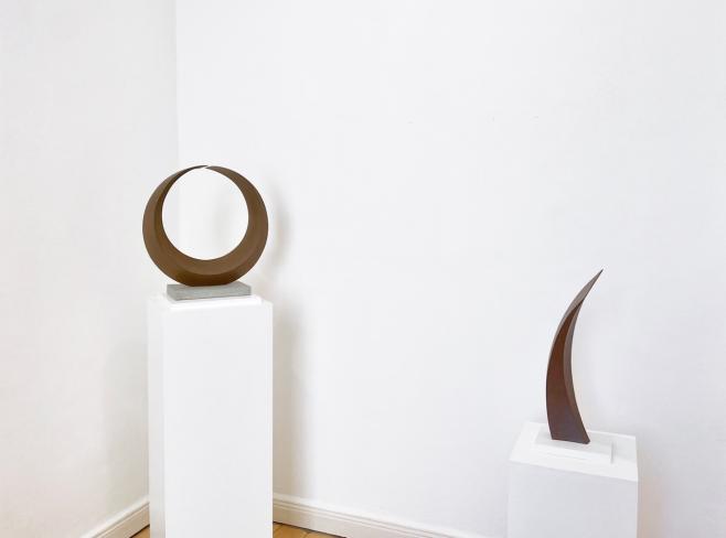 Rüdiger Seidt, Catiahelix stehend, 2024, Cortenstahl, 41 x 42 x 10 cm, und Figuration, 2009, Baustahl, 50 x 17 x 17 cm, Ausstellungsansicht Galerie Corona Unger, Bremen