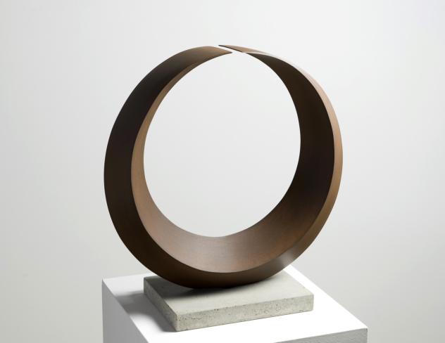 Rüdiger Seidt, Catiahelix stehend, 2024, Cortenstahl, 41 x 42 x 10 cm