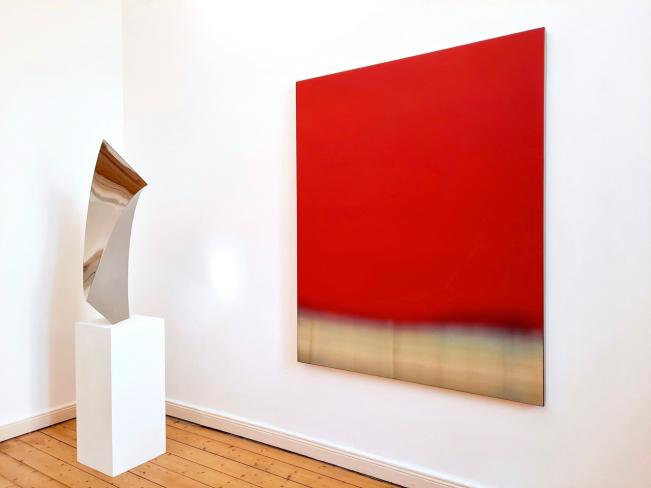 Rüdiger Seidt, Glänzende Figuration, 2018, Edelstahl, Ed. 3, 200 x 40 x 40 cm, Ausstellungsansicht