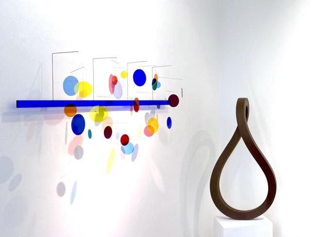Rüdiger Seidt, Pointer, 2022, Cortenstahl, Ed. 3, 87 x 49 x 49 cm, Ausstellungsansicht (mit Rosali Schweizer)