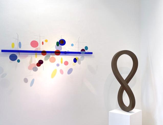 Rüdiger Seidt, Pointer, 2022, Cortenstahl, Ed. 3, 87 x 49 x 49 cm, Ausstellungsansicht (mit Rosali Schweizer)