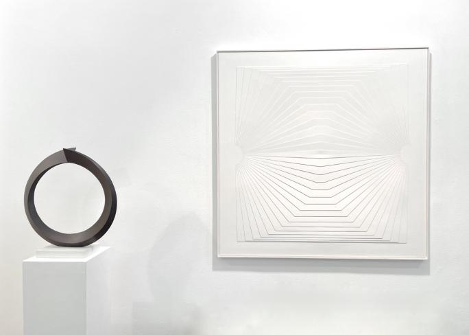 Rüdiger Seidt, Tetrahelix tordiert, 2016, Cortenstahl, 42 x 42 x 17 cm, Ausstellungsansicht (mit Franz Riedl)