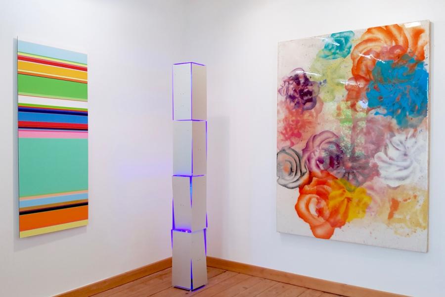 Siegfried Kreitner IV 2018 eloxiertes Aluminium LED System Blauentladung 4 E Motore mit 1 125 175 und 2 Umin 194 cm x 21 23 cm x 21 23 cm Ausstellungsansicht mit Nicholas Bodde und Juergen Jansen Galerie Corona Unger