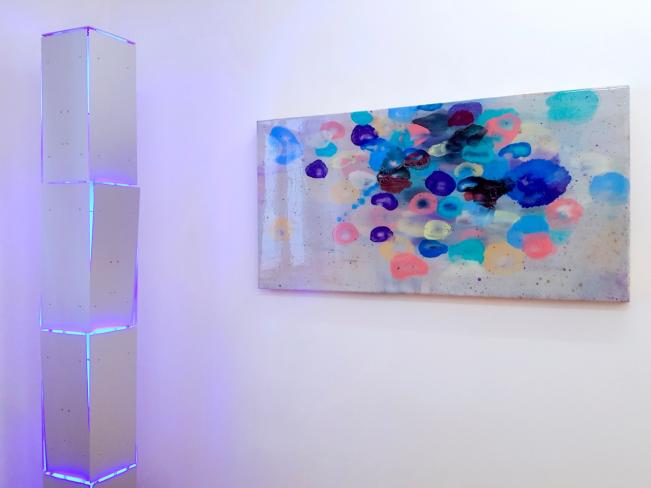 Siegfried Kreitner, IV 2018, eloxiertes Aluminium, LED System Blauentladung, 4 E-Motore 1 / 1.25 / 1.75 und 2 U/min, 194 cm x 21-23 cm x 21-23 cm, Ausstellungsansicht mit Jürgen Jansen