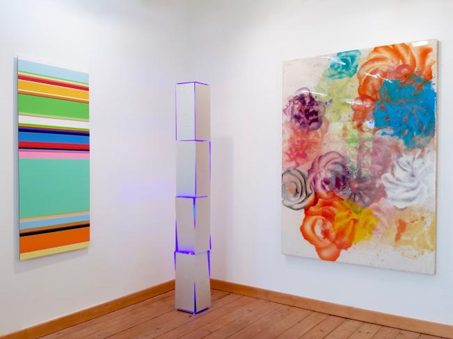 Siegfried Kreitner, IV 2018, eloxiertes Aluminium, LED System Blauentladung, 4 E-Motore 1 / 1.25 / 1.75 und 2 U/min, 194 cm x 21-23 cm x 21-23 cm, Ausstellungsansicht mit Nicholas Bodde und Jürgen Jansen