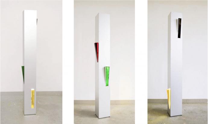Siegfried Kreitner, drei Ansichten der Lichtskulptur VI 2015, eloxiertes Aluminium, farbiges Acrylglas, LED System, 4 E-Motoren 1 / 1.3 / 2 / 2.5 U/min, 200 x 17 bis 25 cm x 17 bis 24 cm