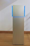 Siegfried Kreitner, Breathing Cube, 2019, Aluminium, Neonsystem Blau, E-Motor 1 U/min, 101 x 28-31 x 28-31 cm