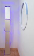 Siegfried Kreitner, IV 2018, eloxiertes Aluminium, LED System Blauentladung, 4 E Motore mit 1 / 1,25 / 1,75 und 2 U/min, 194 cm x 21-23 cm x 21-23 cm, Tageslicht