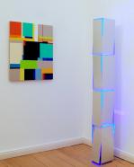 Siegfried Kreitner, IV 2018, eloxiertes Aluminium, LED System Blauentladung, 4 E-Motore 1 / 1.25 / 1.75 und 2 U/min, 194 cm x 21-23 cm x 21-23 cm Ausstellungsansicht mit Richard Schur