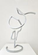 Sonja von Hoeßle, Pipa, 2024, Stahl silbern lackiert, H 81 cm, B 58 cm, T 38 cm