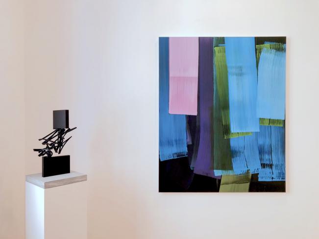 Thomas Röthel, Drehung, 2020, Stahl, Höhe 50 cm, Ausstellungsansicht mit Holger Fitterer